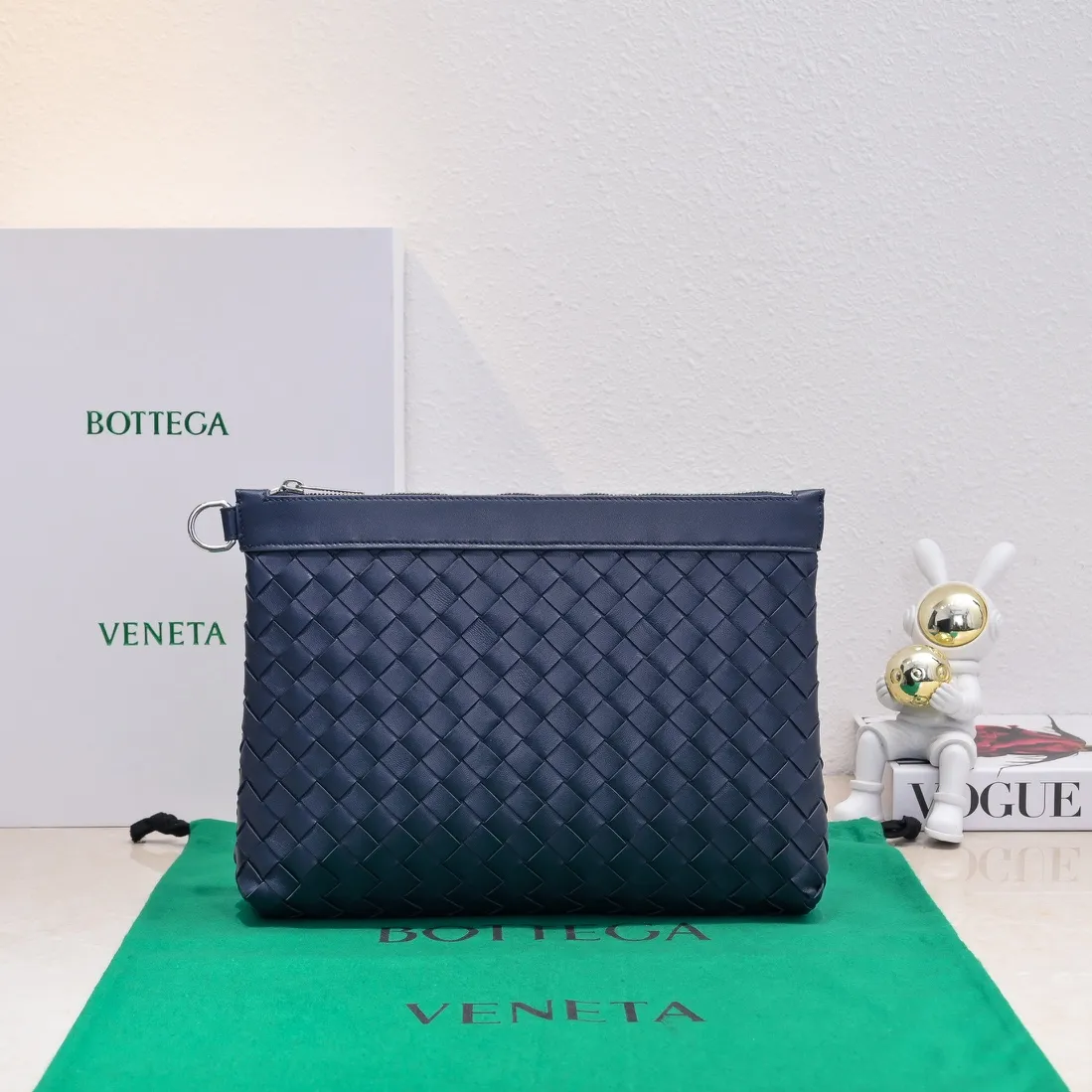 Batch 1360 Bottega Veneta's Bottega Veneta handbag transforms into a man in seconds ⌨️The texture is great! The weaving process is exquisite, simple and elegant, and it perfectly matches any clothes! Whether you are out on the street or on a date, it can instantly improve your overall taste. It can not only hold your wallet and mobile phone, but also the charm of your male god. Style number: 6518 Size: 33*22*7cm